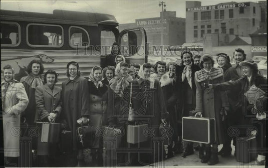 1952 Press Photo Milwaukee Journal women's bowling team on the way to tournament - Historic Images