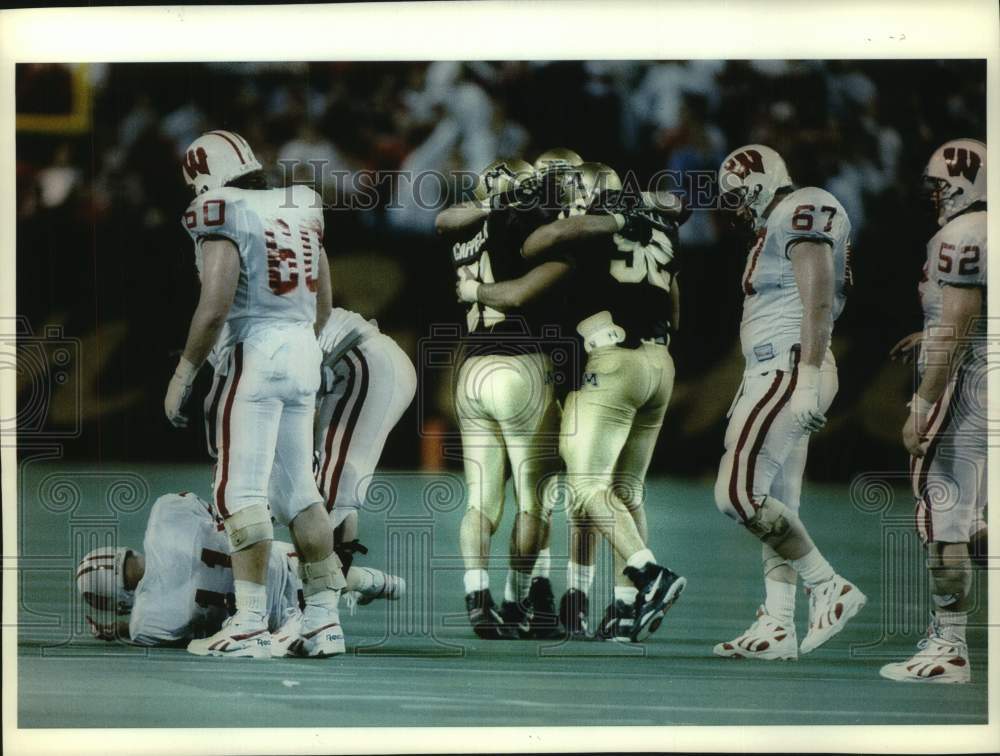 1993 Press Photo University of Wisconsin Quarterback Darrell Bevell sacked - Historic Images