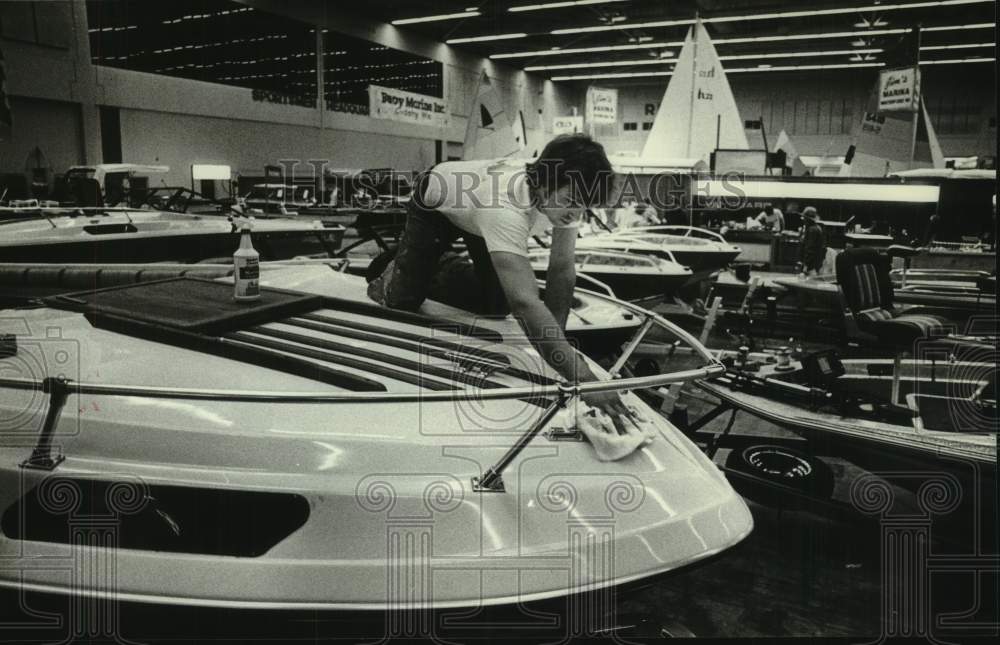 1982 Press Photo David Zizzo cleans boats at Sports-Travel and Boat Show - Historic Images