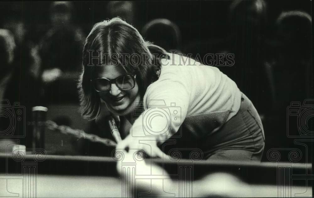 1982 Press Photo Linda Stepanski competes in Wisconsin State Billiards event - Historic Images