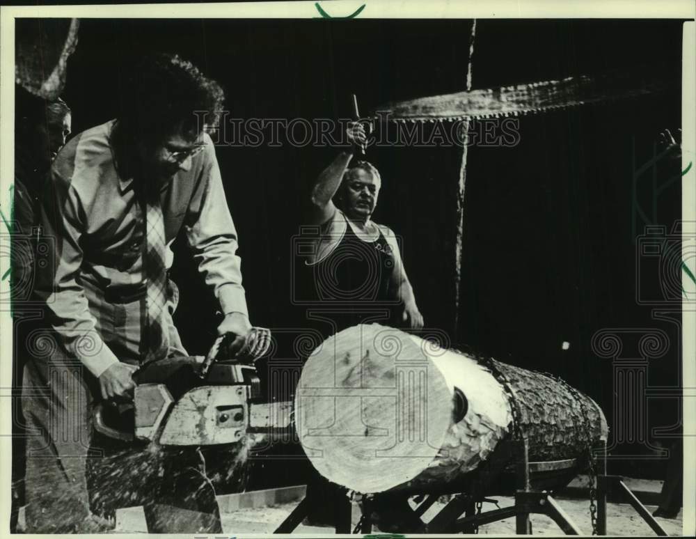 1982 Press Photo Tom Ahern competes in log sawing contest, Milwaukee sports show - Historic Images