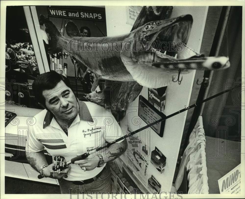 1982 Press Photo Guide Jerry Sarenac poses with trophy muskie at sports show - Historic Images