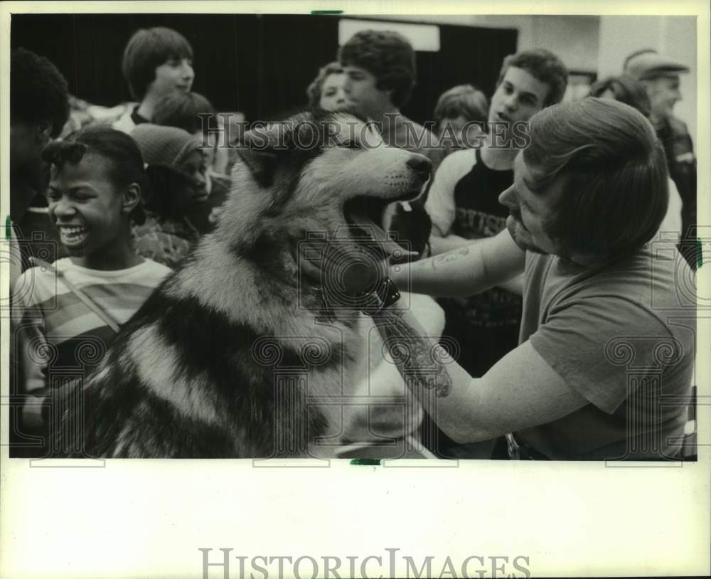 1982 Press Photo Terry Lee grooms dog at Milwaukee Sports-Travel and Boat Show - Historic Images