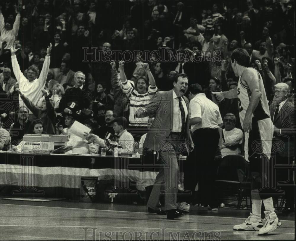 1992 Press Photo Milwaukee Bucks coach Frank Hamblen congratulates team on win - Historic Images