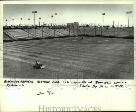 1982 Press Photo Groundskeepers prepare field, Brewer's Spring Training, Arizona - Historic Images