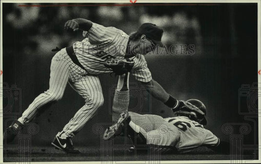 1989 Press Photo Milwaukee Brewer Jim Gantner tags player out at second base - Historic Images