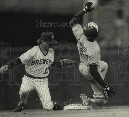 1989 Press Photo Brewer Jim Gantner misses tag on Tony Fernandez at second base - Historic Images