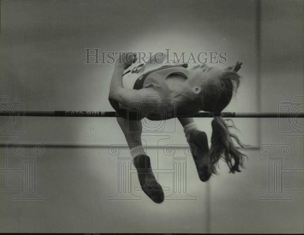 1993 Press Photo Catholic Memorial&#39;s Monica Lyons competes in high jump - Historic Images