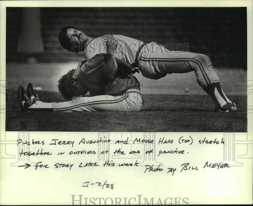 1982 Press Photo Pitchers Jerry Augustine &amp; Moose Haas stretch, Arizona - Historic Images