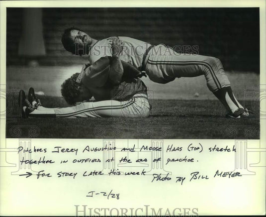 1982 Press Photo Pitchers Jerry Augustine & Moose Haas stretch, Arizona - Historic Images