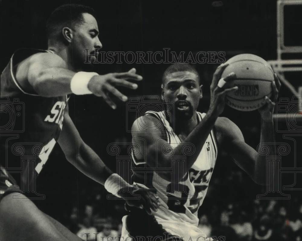 1988 Press Photo Bucks Paul Pressey drives against Philadelphia&#39;s Cliff Robinson