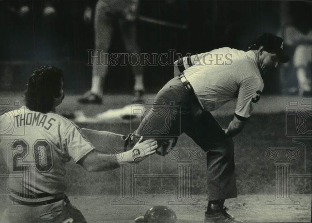 1985 Press Photo Brewers&#39; Thomas called out by umpire Mike Reilly - mjc37056 - Historic Images