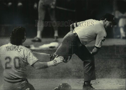 1985 Press Photo Brewers' Thomas called out by umpire Mike Reilly - mjc37056 - Historic Images