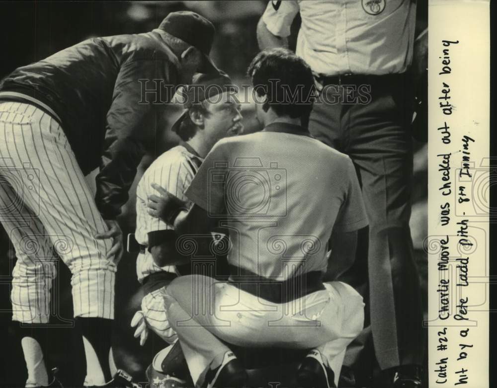 1985 Press Photo Brewers&#39; Charlie Moore was checked after being hit by pitch - Historic Images