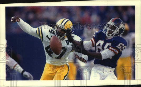 1992 Press Photo Green Bay Packer Roland Mitchell broke up a pass vs. the Giants - Historic Images