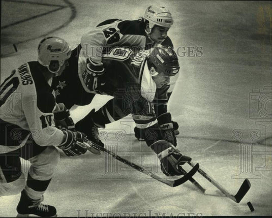 1990 Press Photo Admirals' Don Gibson brings down Kalamazoo's Scott Robinson - Historic Images