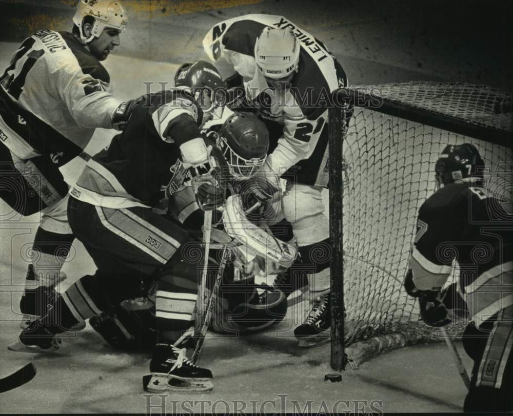 1991 Press Photo Milwaukee Admirals attempt to score goal against Peoria - Historic Images