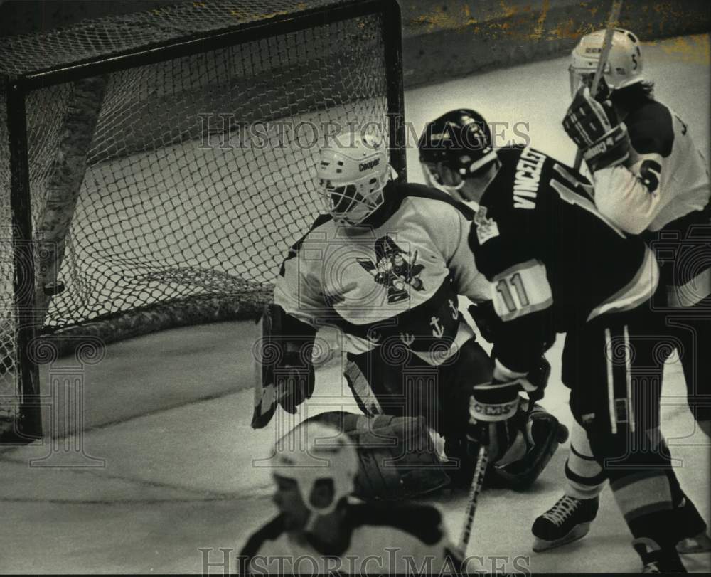 1991 Press Photo Admiral goalie Steve Weeks defends against Indianapolis offense - Historic Images