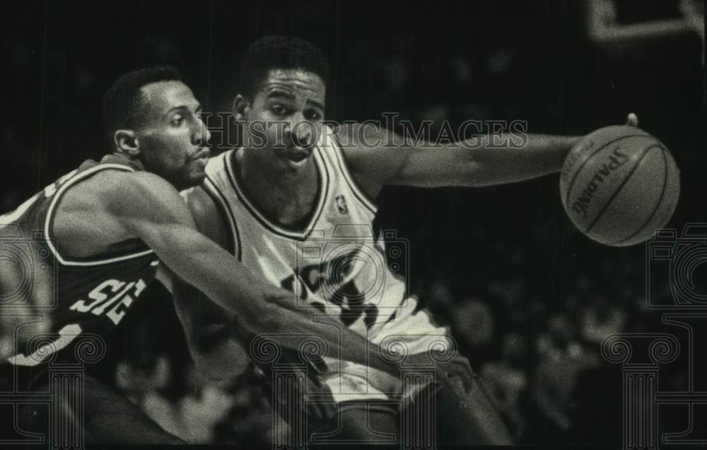 1989 Press Photo Johnny Dawkins guards Milwaukee Bucks' player Jay Humphries- Historic Images