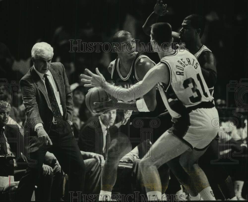 1989 Press Photo Milwaukee Bucks&#39; Coach Del Harris watches court action - Historic Images