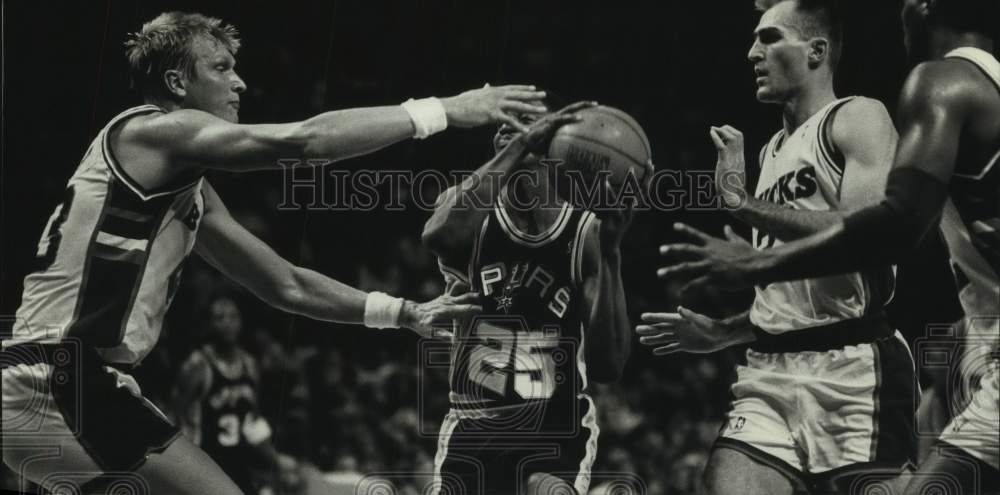 1989 Press Photo Milwaukee Bucks' Jack Sikma on offense against David Wingate- Historic Images