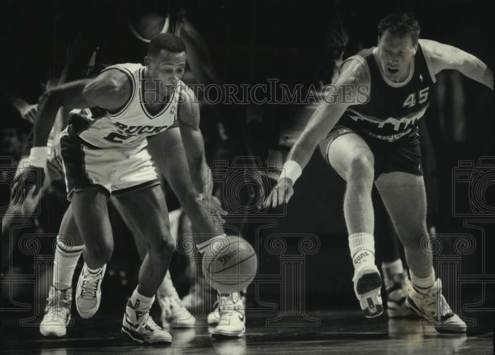 1990 Press Photo Milwaukee Bucks&#39; Alvin Robertson tries to steal the ball - Historic Images