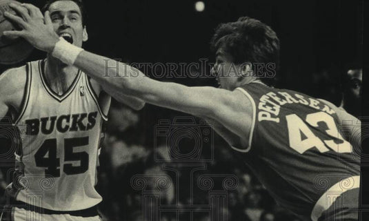1987 Press Photo Milwaukee's Randy Breuer in play against Houston's Jim Petersen - Historic Images
