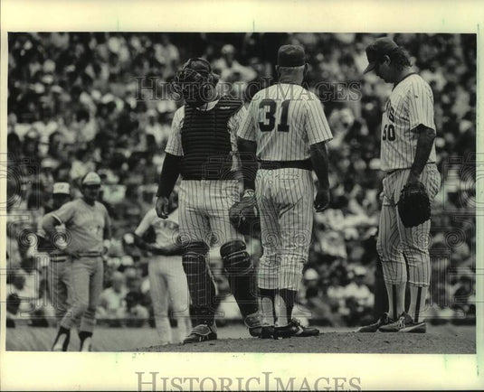 1985 Press Photo Milwaukee pitcher Pete Vuckovich with manager George Bamberger - Historic Images