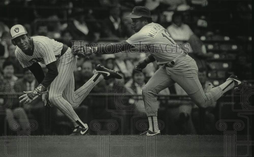 1985 Press Photo Milwaukee Brewers&#39; Ernest Riles tagged out by Rangers shortstop - Historic Images