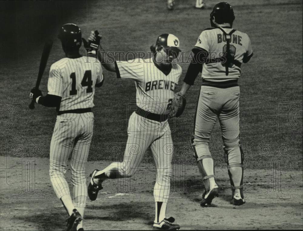 1984 Press Photo Milwaukee Brewer Charlie Moore gets high five for scoring run. - Historic Images