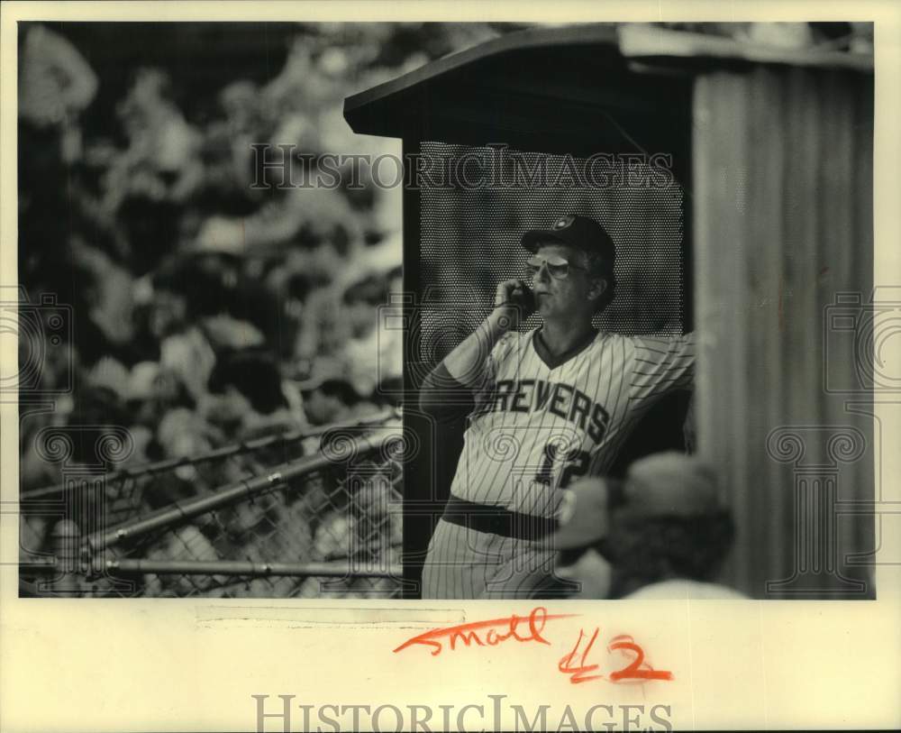 1984 Press Photo Milwaukee Brewers coach Larry Haney on the dugout phone. - Historic Images