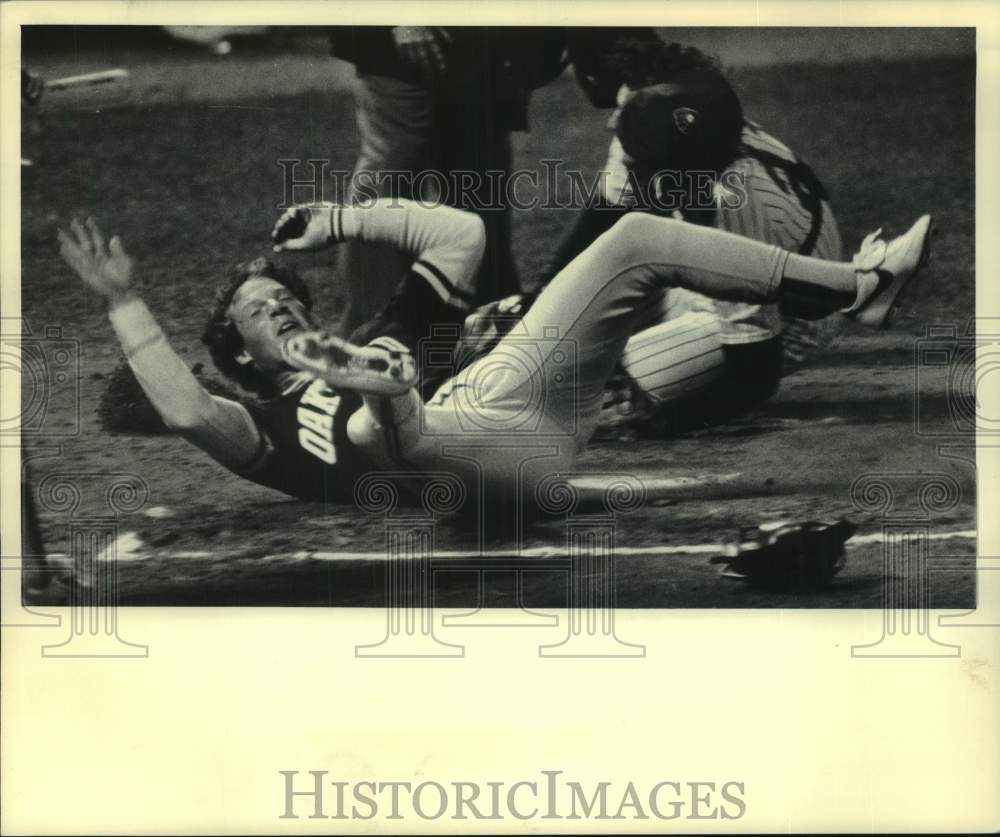 1984 Press Photo A&#39;s player Mickey Tettleton scores, as Brewers&#39; catcher misses - Historic Images