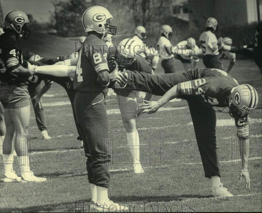 1985 Press Photo Green Bay Packer rookies stretch during minicamp practice. - Historic Images