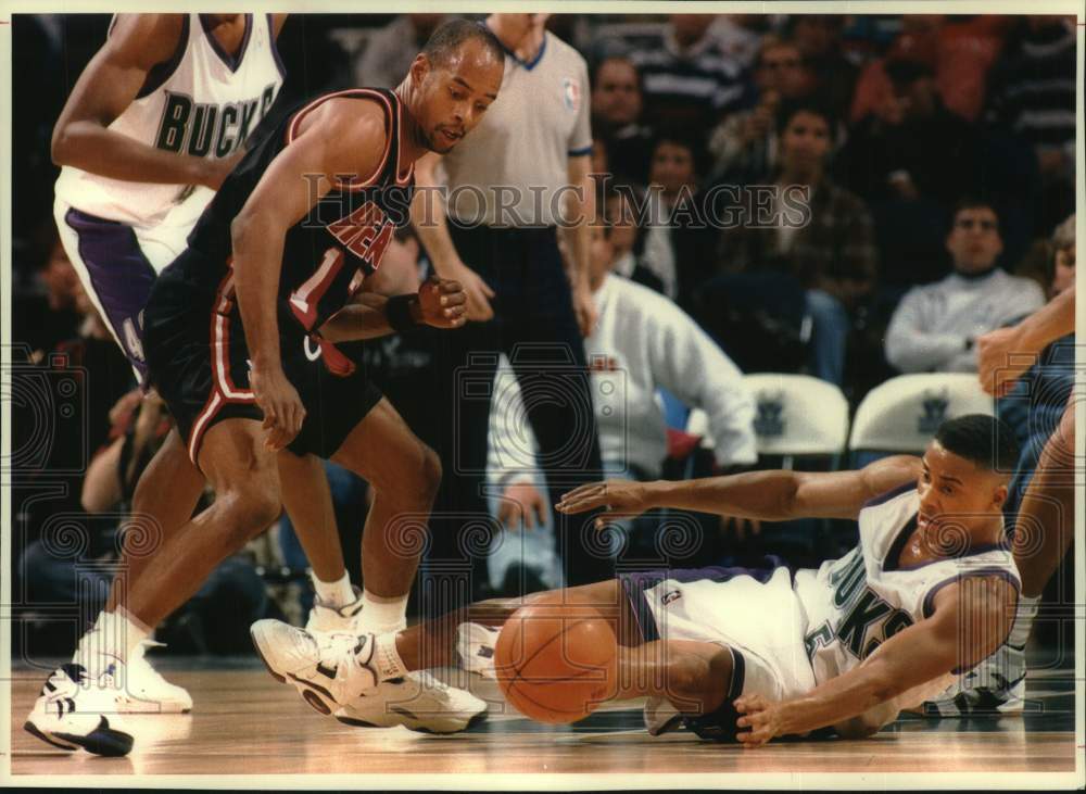1994 Press Photo Milwaukee&#39;s Eric Murdock and Miami&#39;s Bimbo Coles go for ball. - Historic Images