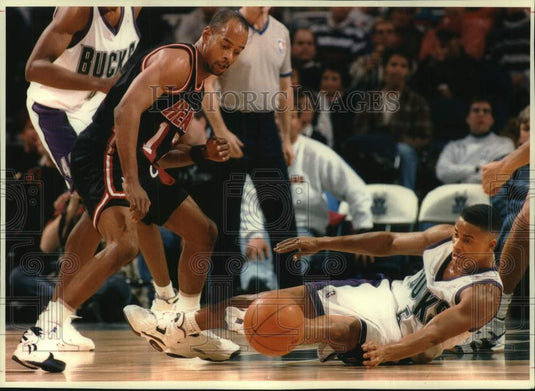 1994 Press Photo Milwaukee's Eric Murdock and Miami's Bimbo Coles go for ball. - Historic Images