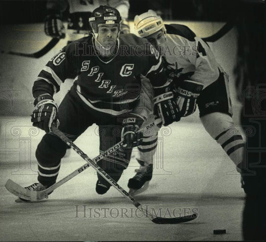 1990 Press Photo Joe Paterson of Flint Spirits beats out Milwaukee Admiral play. - Historic Images