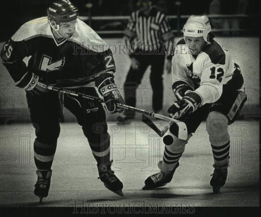 1990 Press Photo Kalamazoo's Ken Hodge battles Admirals' Shaun Clouston for puck - Historic Images