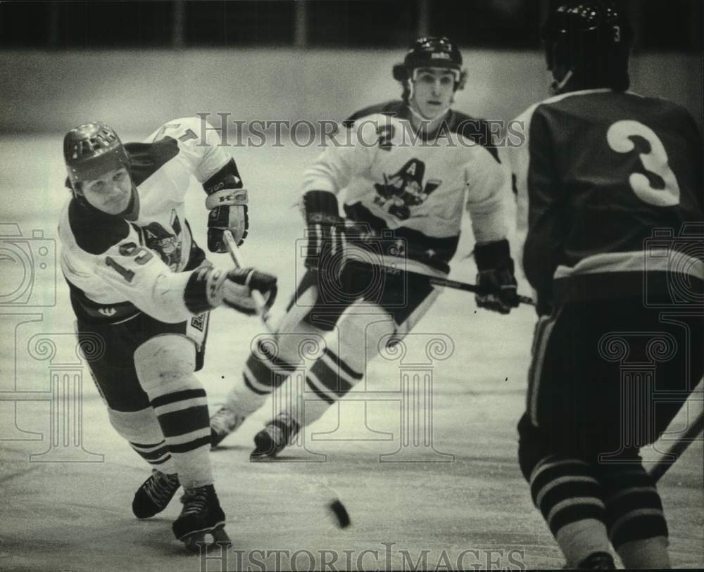 1982 Press Photo Milwaukee Admirals&#39; Sheldon Currie hits a slapshot during game. - Historic Images