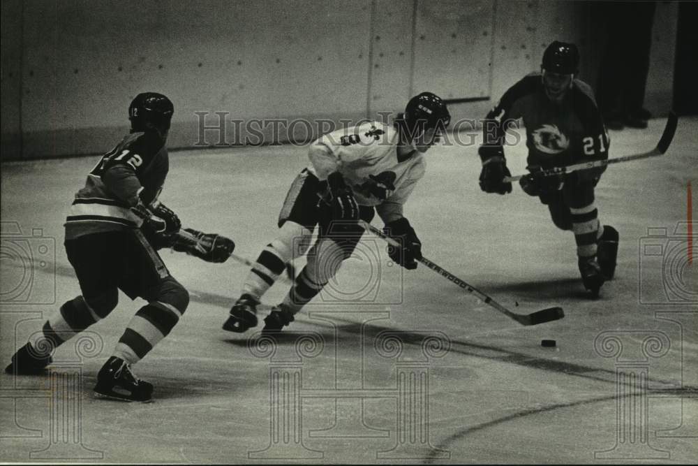 1981 Press Photo Milwaukee Admirals center Brent Jarrett heads toward goal - Historic Images