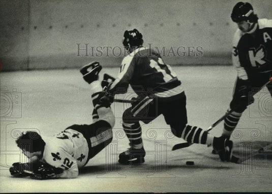 1980 Press Photo Michel Bergeron of Milwaukee Admirals bumped by Wings player - Historic Images