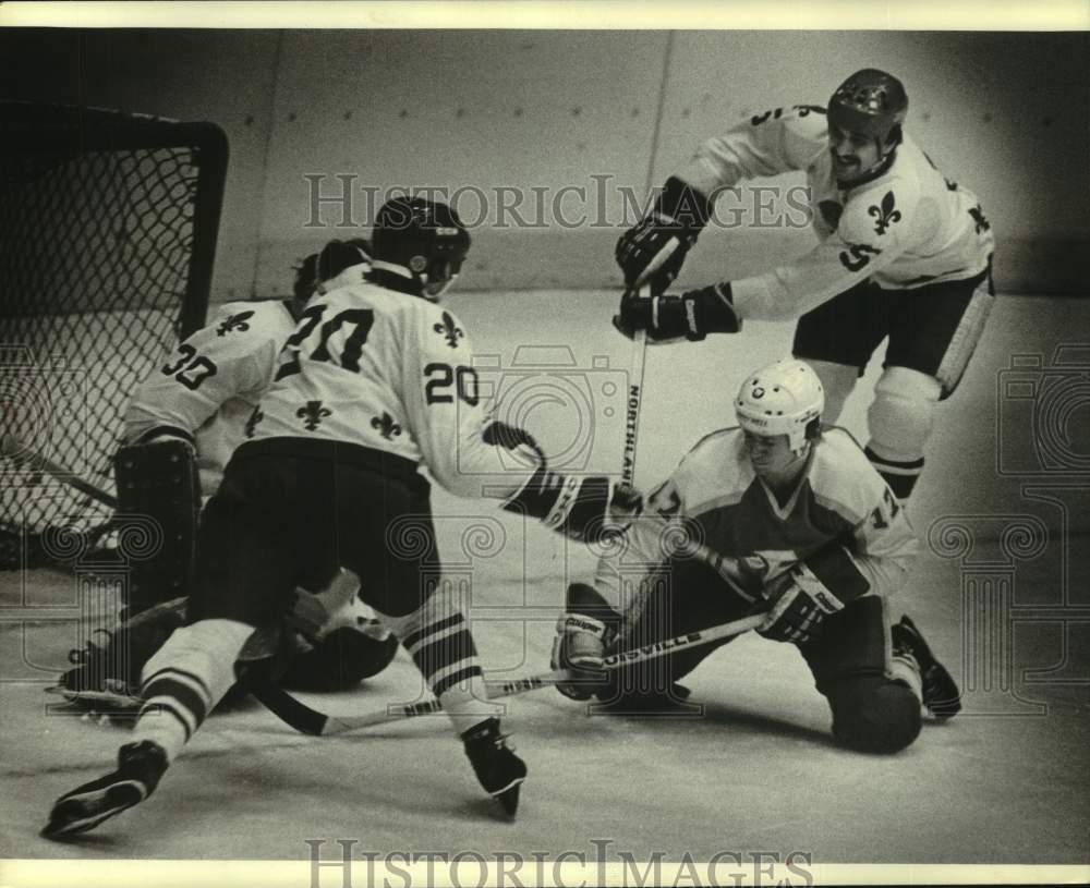 1980 Press Photo Frank Perkins tried to sneak puck past Milwaukee Admirals - Historic Images