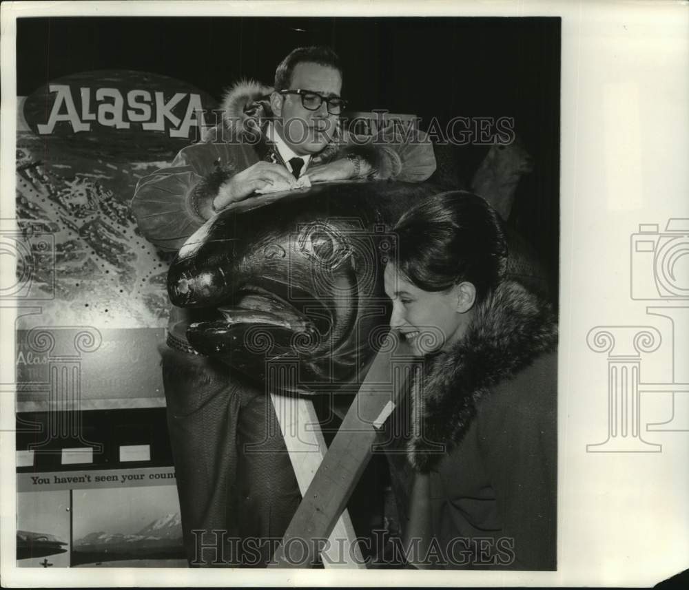 1964 Press Photo Mrs. Rick McIntyre admires salmon at Milwaukee Sports Show - Historic Images