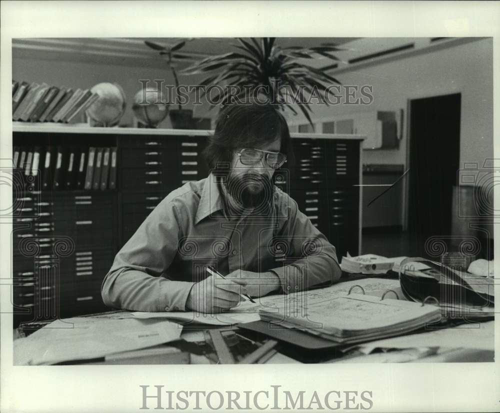 1975 Press Photo Employee in the map making art department, Milwaukee Journal - Historic Images