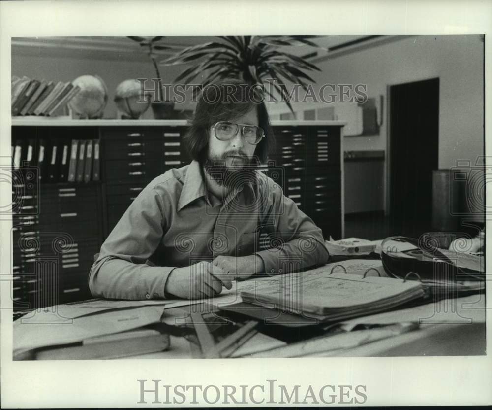 1975 Press Photo Employee in the map making art department, Milwaukee Journal - Historic Images