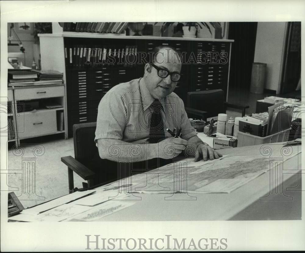 1975 Press Photo Employee in art department, Map Maker, Milwaukee Journal - Historic Images