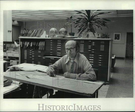 1975 Press Photo Map maker, Art Department, Milwaukee Journal - mjc37151 - Historic Images