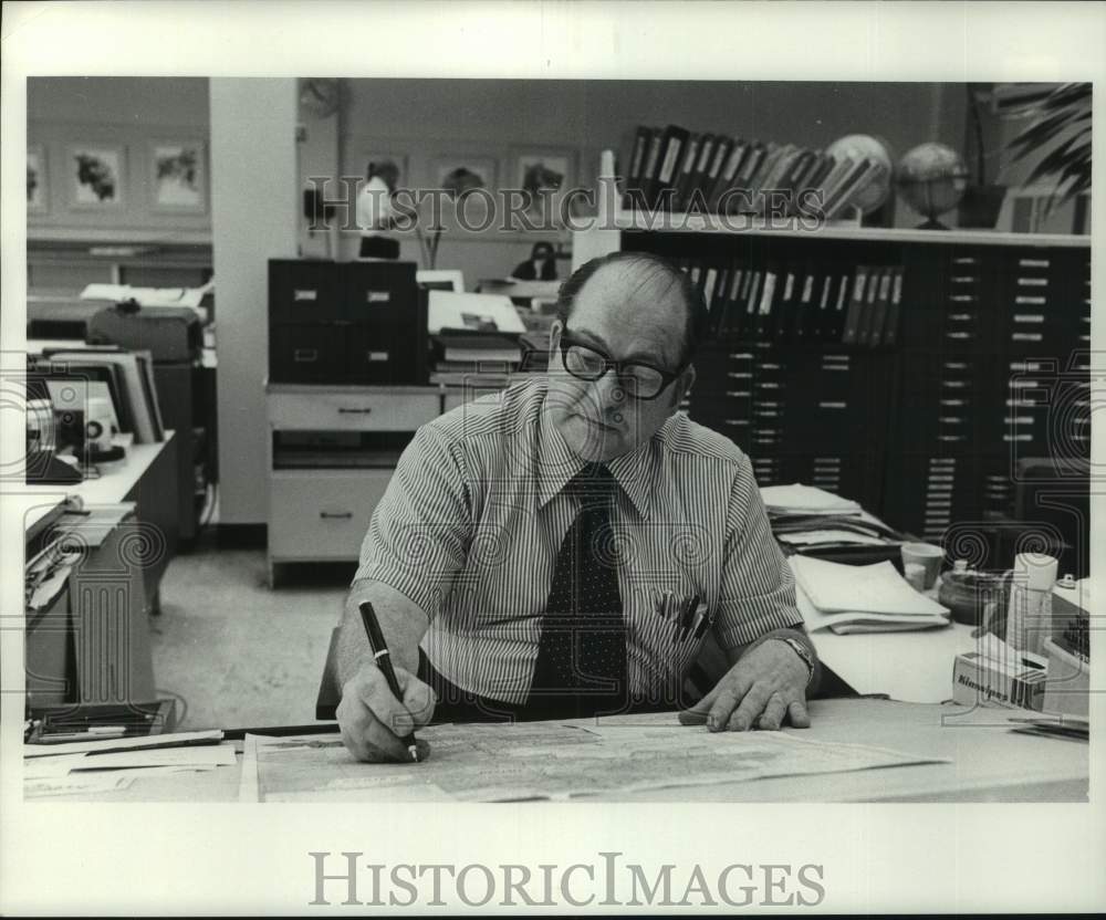 1975 Press Photo Map maker, Art Department, Milwaukee Journal - mjc37152 - Historic Images