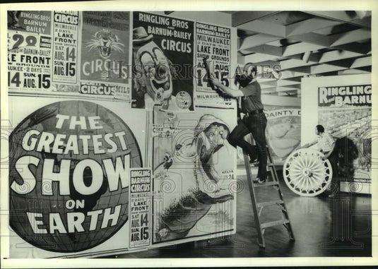 1981 Press Photo Milwaukee Sentinel art exhibit, Milwaukee Art Museum - Historic Images