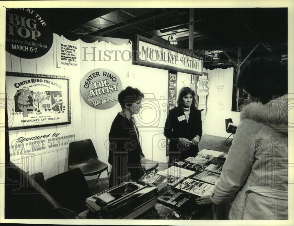 1981 Press Photo Milwaukee Sentinel &quot;Center Ring&quot; artist show - mjc37156 - Historic Images