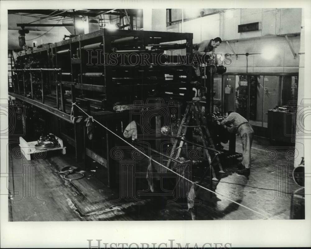 1974 Workers dismantling color press at Milwaukee Journal - Historic Images